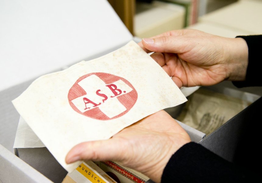 Armbinde mit historischem ASB-Logo