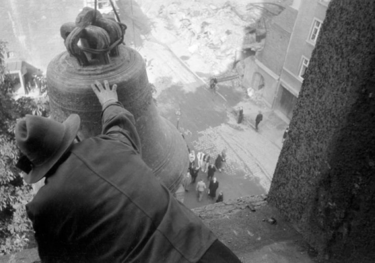 Wiederaufbau in Hamm, 1948: Aufzug einer Kirchenglocke an der Martin-Luther-Kirche, Josef Viegener/LWL-Medienzentrum für Westfalen